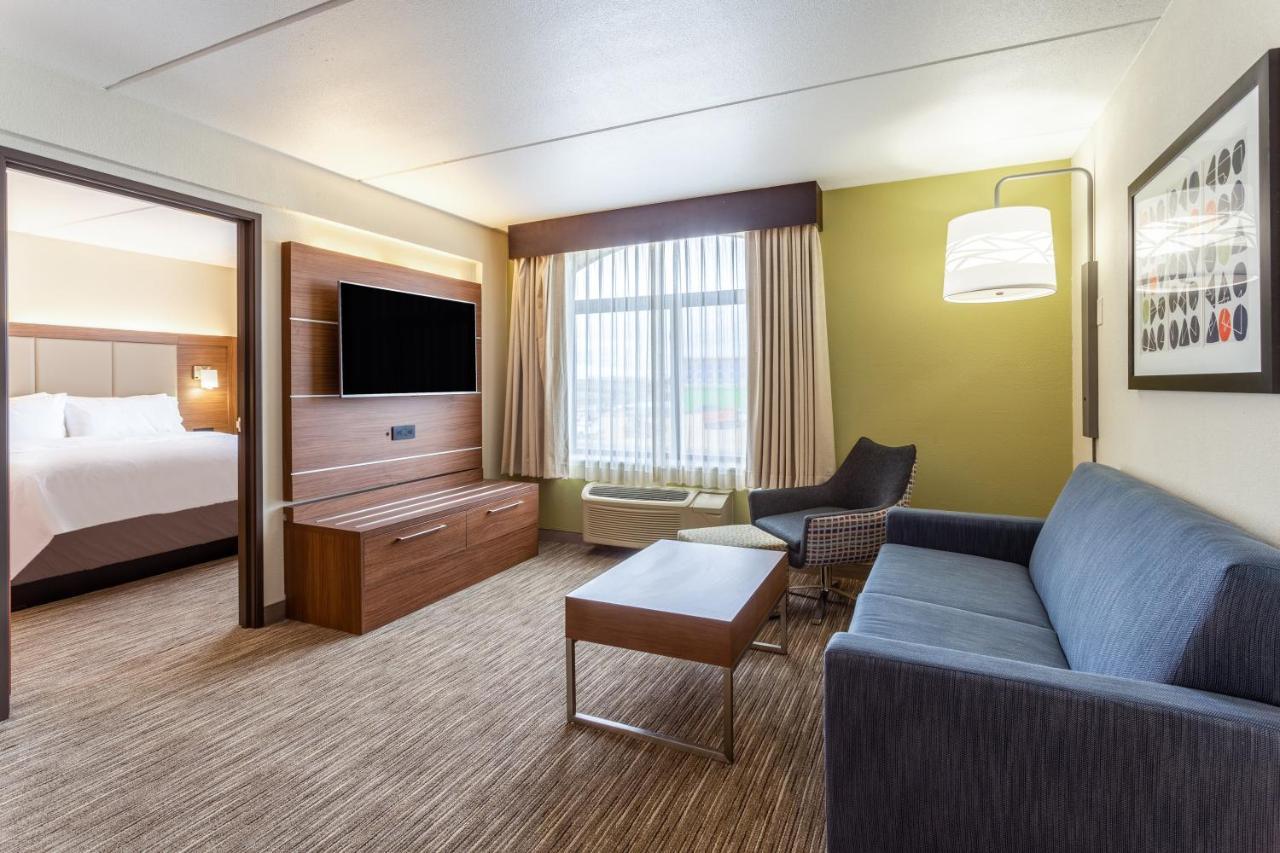 Holiday Inn Express & Suites Cedar Falls - Waterloo By Ihg Exterior photo