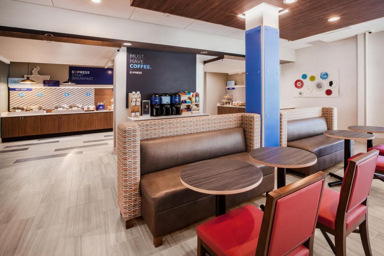 Holiday Inn Express & Suites Cedar Falls - Waterloo By Ihg Exterior photo