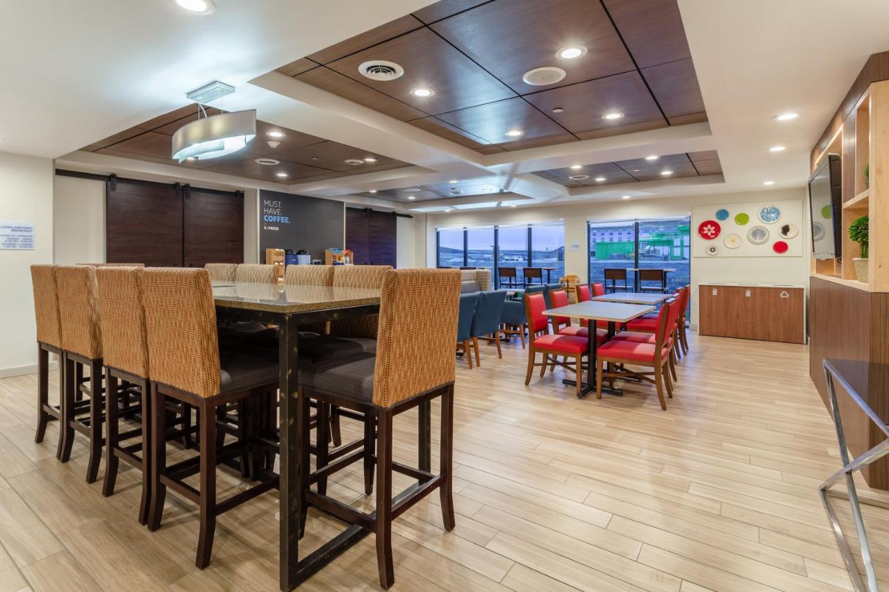 Holiday Inn Express & Suites Cedar Falls - Waterloo By Ihg Exterior photo